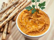 Una foto de hummus zanahoria y ajo