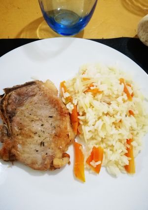 Una foto de Costeleta de cerdo con arroz