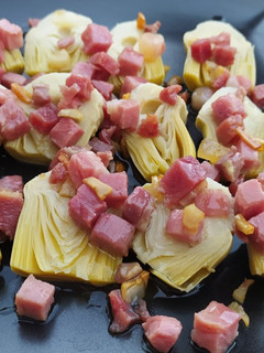 Una foto de Alcachofas con ajo y jamón