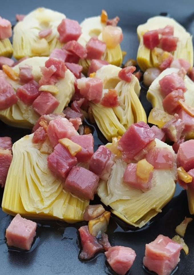 Una foto de Alcachofas con ajo y jamón