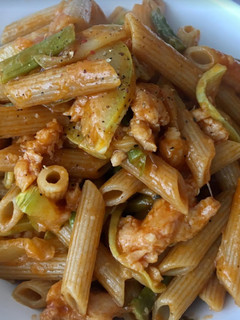 Una foto de Pasta integral con boloñesa inventada de pollo💭🍝