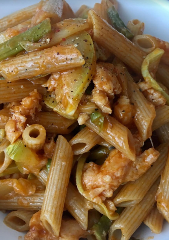 Una foto de Pasta integral con boloñesa inventada de pollo💭🍝