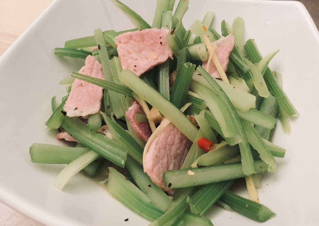 Stir fry celery with bacon 🥢
