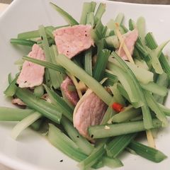 Stir fry celery with bacon 🥢 A picture of Stir fry celery with bacon 🥢.