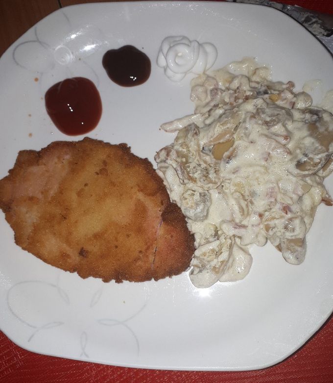 Foto principal de Cinta de lomo adobada y empanada con salsa de nuez moscada