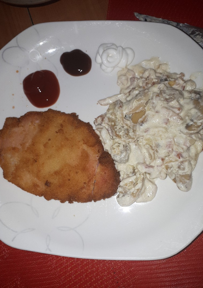 Una foto de Cinta de lomo adobada y empanada con salsa de nuez moscada