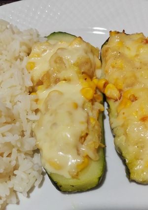 Una foto de Zuchinis rellenos de choclo, cebolla y queso
