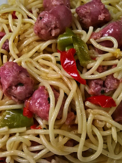 Una foto de Espaguetis con salchichas frescas y verduras