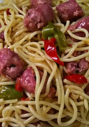 Una foto de Espaguetis con salchichas frescas y verduras