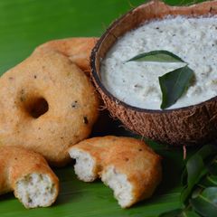 A picture of Medu Vada/ Ulundu Vadai.