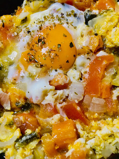 Una foto de HUEVOS FRITOS 🥚🍳🥚sobre colchón de verduritas🧅🍅🥕🥬🌽