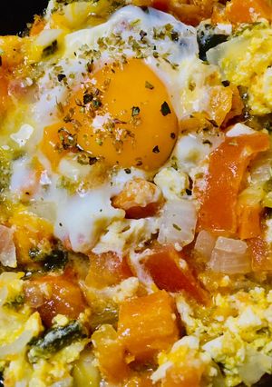 Una foto de HUEVOS FRITOS 🥚🍳🥚sobre colchón de verduritas🧅🍅🥕🥬🌽
