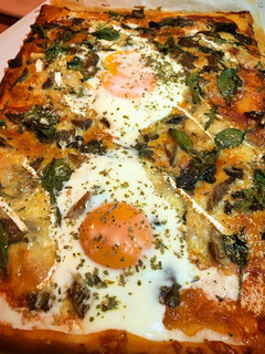 Una foto de Pizza de setas, camembert y brotes tiernos (súper mezcla de quesos)