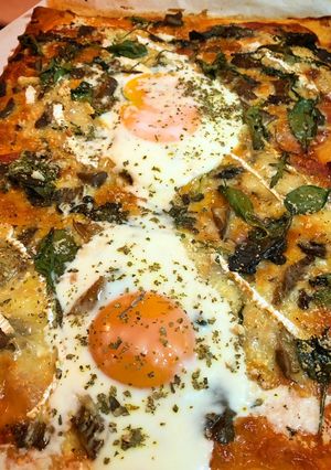Una foto de Pizza de setas, camembert y brotes tiernos (súper mezcla de quesos)