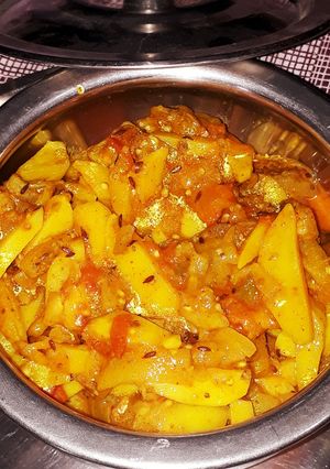 आलू बैंगन की सूखी सब्जी(aloo baingan ki sukhi sabzi recipe in hindi) रेसिपी मुख्य फोटो
