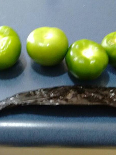 Una foto de Salsa verde con chiles pasilla secos. ॐ