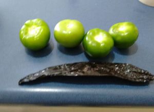 Una foto de Salsa verde con chiles pasilla secos. ॐ