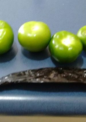 Una foto de Salsa verde con chiles pasilla secos. ॐ