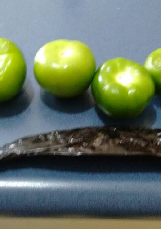 Una foto de Salsa verde con chiles pasilla secos. ॐ