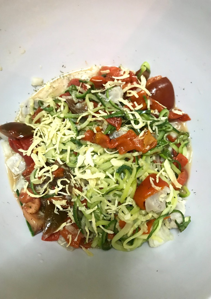 Una foto de Espaguetis de calabacín con ceviche de atún al aroma de lima y albahaca