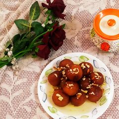 A picture of Gulab jamun.