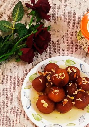 A picture of Gulab jamun.