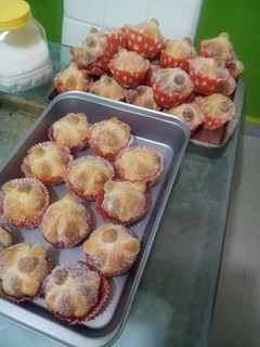 Una foto de Cupcakes de pan de muerto rellenos de queso con zarzamora