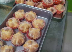 Una foto de Cupcakes de pan de muerto rellenos de queso con zarzamora