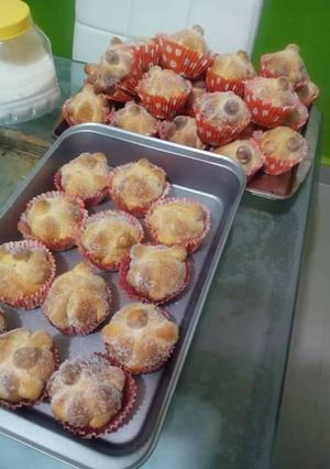 Una foto de Cupcakes de pan de muerto rellenos de queso con zarzamora