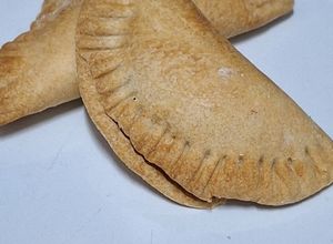 Una foto de Empanada de atún con salsa bechamel 🥟