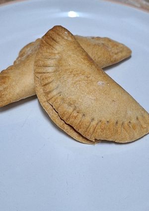 Una foto de Empanada de atún con salsa bechamel 🥟