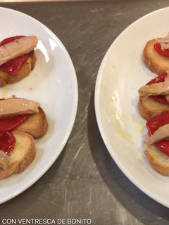 Una foto de Tostas de pimientos del piquillo y ventreska