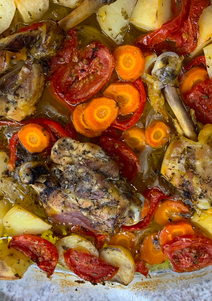 Una foto de Pollo al horno con verduras