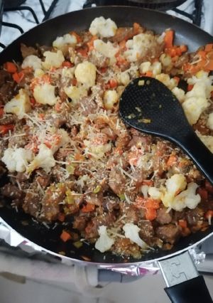 Una foto de Carne con coliflor