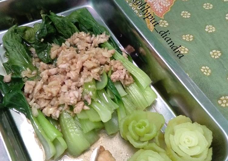 Bagaimana Menyiapkan Pakcoy siram bawang putih daging ayam cincang Anti Gagal