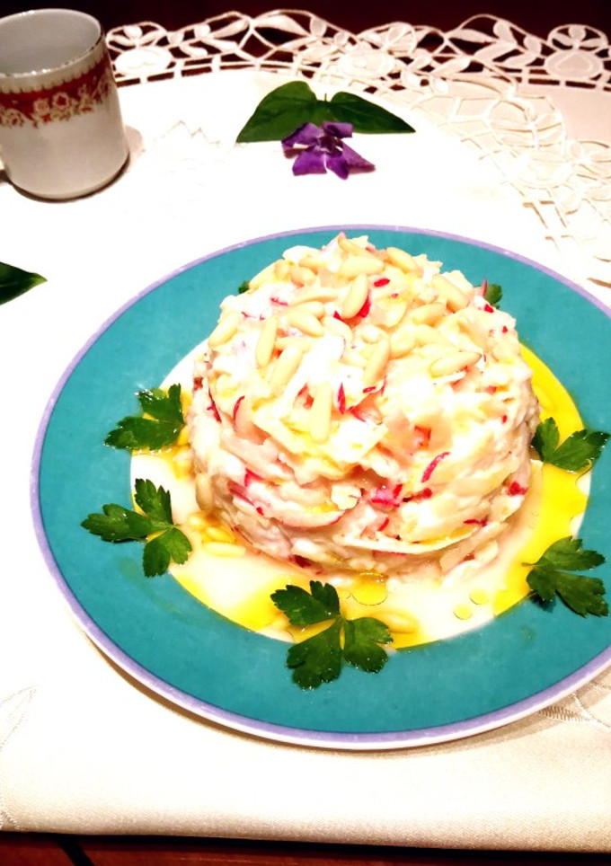 Una foto de Ensalada de rabanitos rosas con manzana y yogur 0%