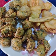A picture of Methi and Potato Fritters.