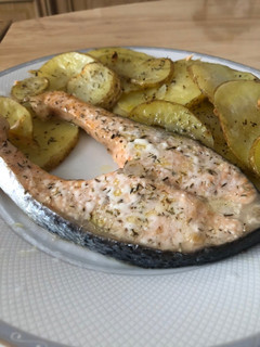 Una foto de Salmón al horno con patatas🐟