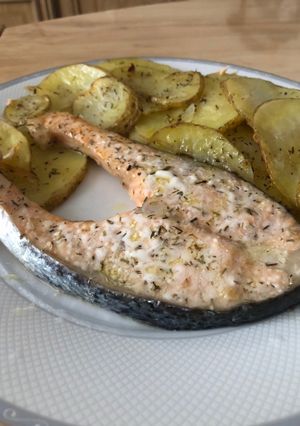 Una foto de Salmón al horno con patatas🐟