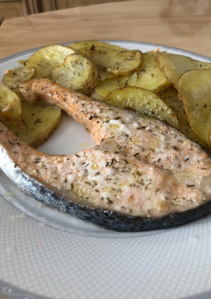 Una foto de Salmón al horno con patatas🐟