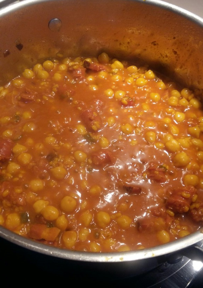 Una foto de Garbanzos con arroz, chistorra y beicon ahumado
