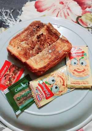 चीजी गार्लिक ब्रेड (Cheese Garlic bread recipe in hindi hindi) रेसिपी मुख्य फोटो