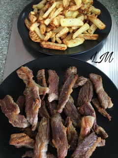 Una foto de Pluma a la plancha con patatas fritas en freidora sin aceite