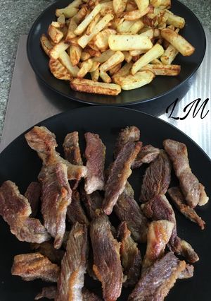 Foto principal de Pluma a la plancha con patatas fritas en freidora sin aceite