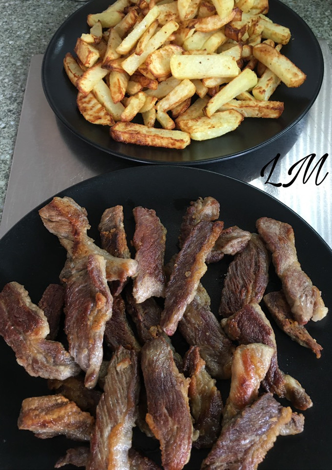 Una foto de Pluma a la plancha con patatas fritas en freidora sin aceite