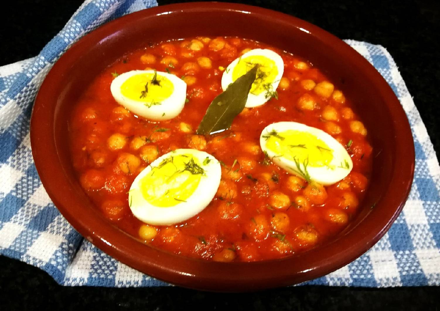 Garbanzos en salsa de pimiento asado al eneldo con huevo duro Receta de