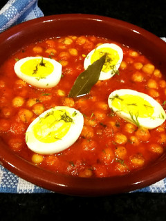 Una foto de Garbanzos en salsa de pimiento asado al eneldo con huevo duro