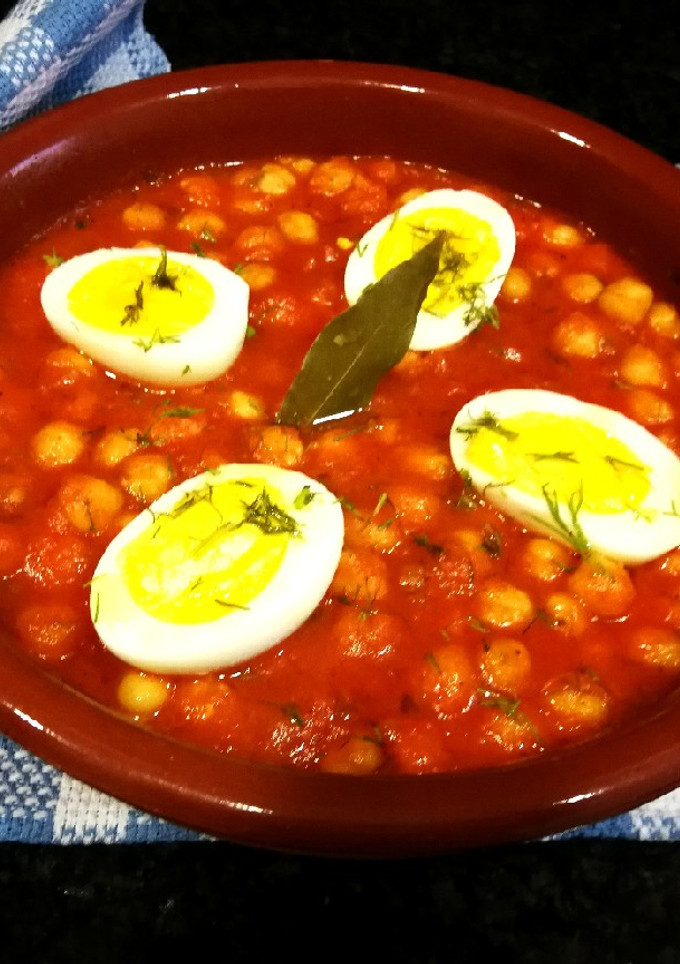 Una foto de Garbanzos en salsa de pimiento asado al eneldo con huevo duro