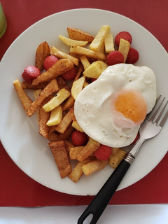 Una foto de Salchipapa con huevo frito salvador