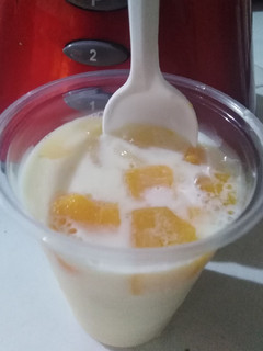 Una foto de Gelatina blanca con frutas